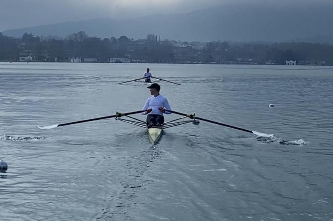 Maarten in skiff